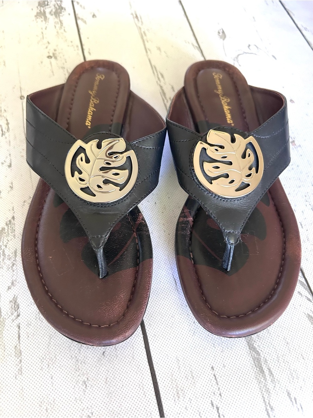 Sz 7 Tommy Bahama Black Leather Thong Sandals with Gold Leaf Medallion